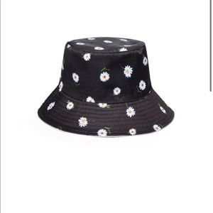 •Alice + Olivia• Daisy Reversible Bucket Hat